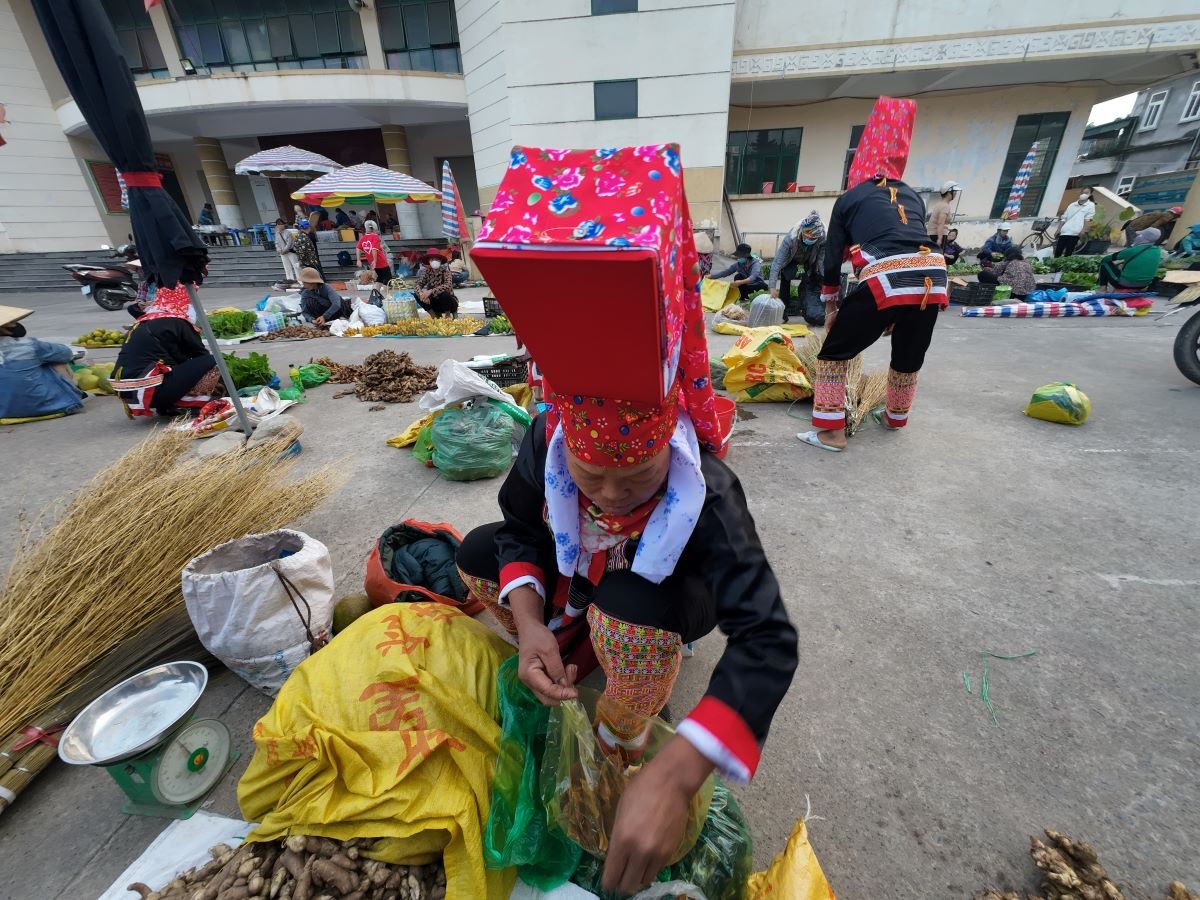 Binh Lieu Market Gotoday (9)