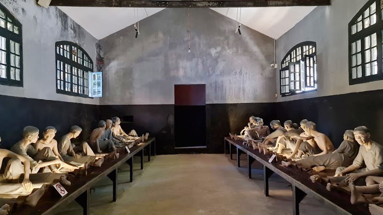 Hoa Lo Prison Museum Gotoday (05)