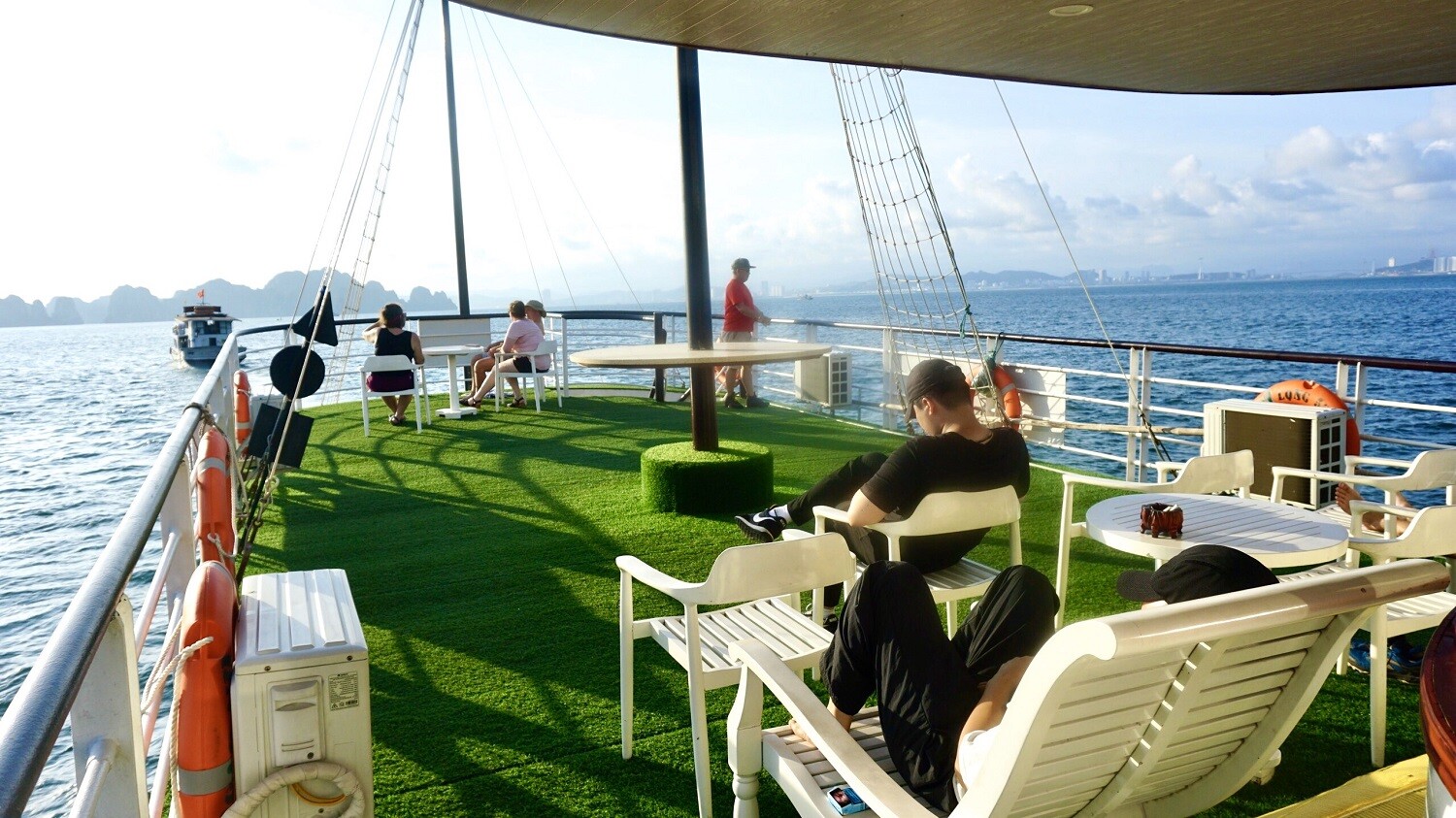 Halong Bay Deluxe Boat Sundeck (01)